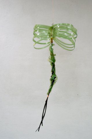 o.T., Plastikband, Kupferdraht, ca. 40x88cm, freihängend, 2006